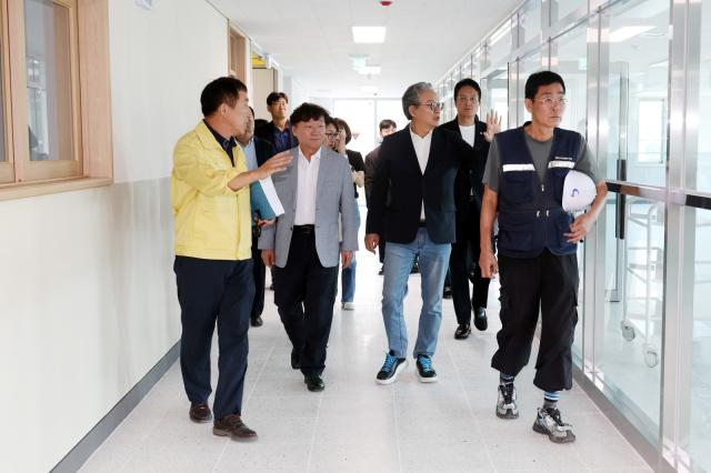 기흥중학교 공사 마무리 현황과 통학 안전 등 개교 준비 상황을 점검하고 있는 남종섭 경기도의장. (사진 = 남종섭 의원실)