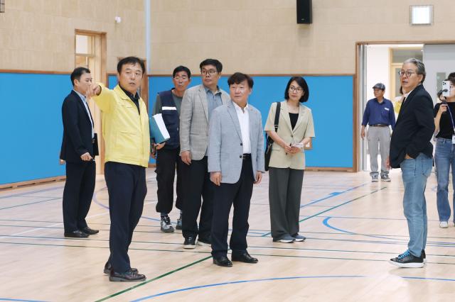 남종섭 경기도의장이 9월 개교를 앞둔 용인 기흥중학교를 찾아 공사 마무리 현황과 통학 안전 등 개교 준비 상황을 점검하고 있다. (사진 = 남종섭 의원실)