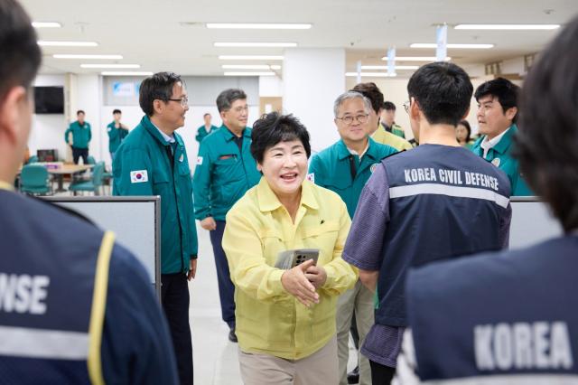 장정순 의장이 용인시청 을지연습장에서 관계자들과 인사를 하고 있다. (사진 = 용인특례시의회)