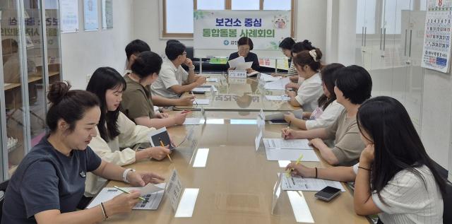 강진군보건소가 2026년 통합돌봄 사업 확대에 따라 맞춤형 보건·의료서비스를 제공하기 위한 사례회의를 하고 있다. (사진 = 강진군)