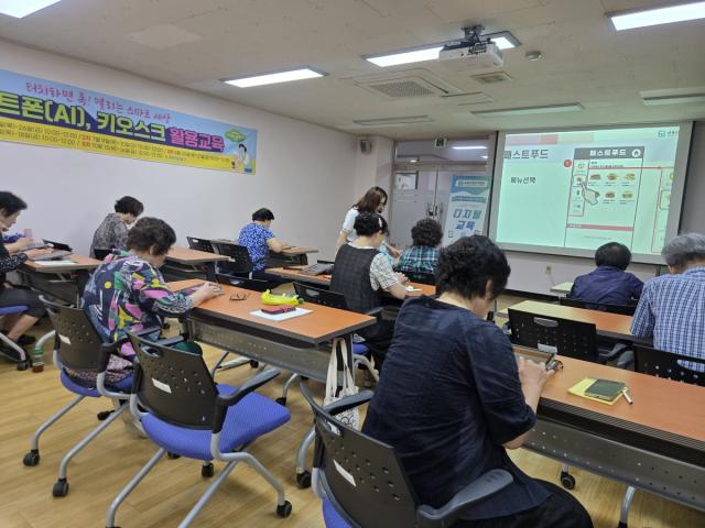 금정동 경기행복마을관리소 노년층 스마트 교육 운영 모습. (사진 = 군포시)