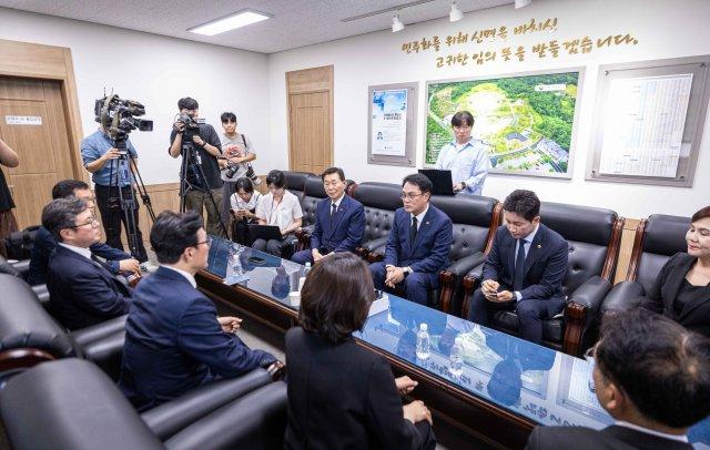 전남광주통합특별시의회 송형곤 의장이 김민석 더불어민주당 대표와 만나 전남광주 통합의 성공과 지방자치 발전을 위한 중앙당과 지방의회의 협력 방안에 대해 의견 나누고 있다 (사진 =