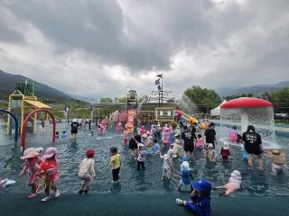 (NSP NEWS Image)“물놀이하고 수달도 보고”…구례 섬진강수달생태공원, 여름 가족 명소로 ‘우뚝’