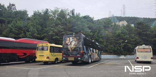 사업용 대형 차량들이 도심속 주차장에 주차를 해놓고 있어 안전사고 위험성이 도사리고 있다. (= 강현희 기자)