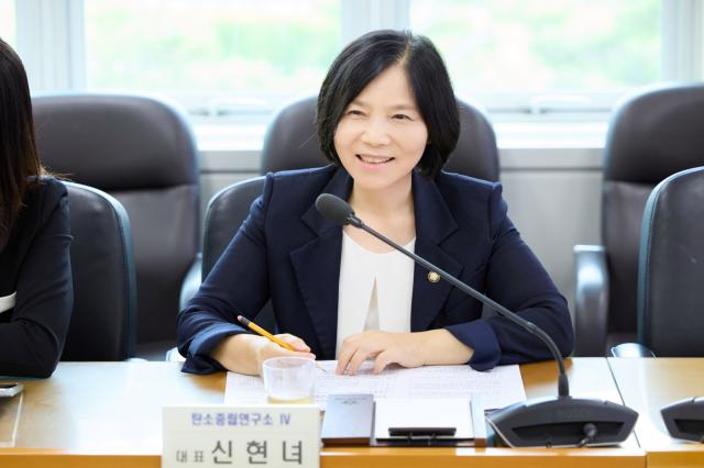 의원연구단체 ‘탄소중립연구소IV’ 신현녀 대표가 발언하고 있다. (사진 = 용인특례시의회)