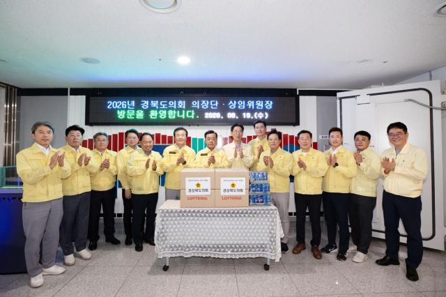 경상북도의회는 19일 경상북도 충무시설을 방문해 2026년 을지연습 진행상황을 보고받고 종합상황실 근무자들을 격려했다. (사진 = 경상북도의회)