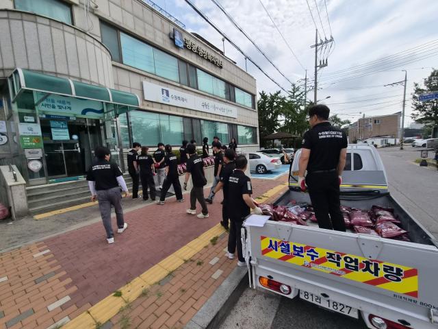 19일 월드컵재단 임직원들이 권선구 평동 행정복지센터와 함께 ‘월드컵 드림메이트’ 사회공헌 활동으로, 평동 복지 사각지대 및 지역 복지단체인 사단법인 나누리에 기부하기 위한 쌀을 