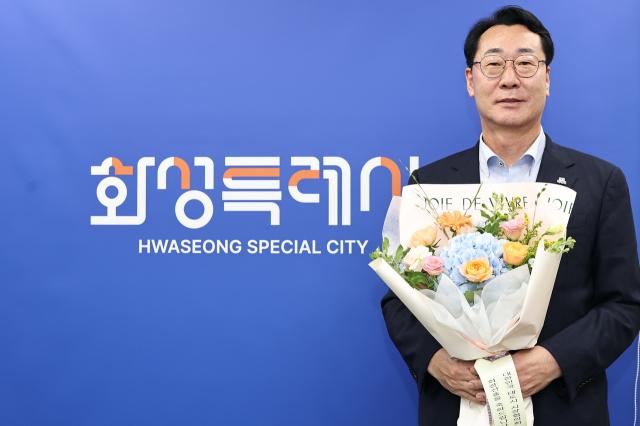정명근 화성시장이 기념촬영을 하고 있다. (사진 = 화성시)