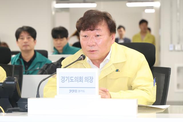 19일 ‘2026년 을지연습’이 진행 중인 경기도와 경기도교육청 종합상황실을 찾은 남종섭 경기도의장이 격려의 말을 전하고 있다. (사진 = 경기도의회)
