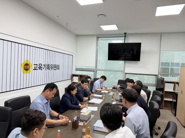경기도의회 교육기획위원회 국중범 위원장이 서혜진 의원, 정연일 의원과 함께 경기도교육청 예산담당관, 학교급식보건과, 지역교육정책과 관계자들과 정담회를 하고 있다. (사진 = 경기도