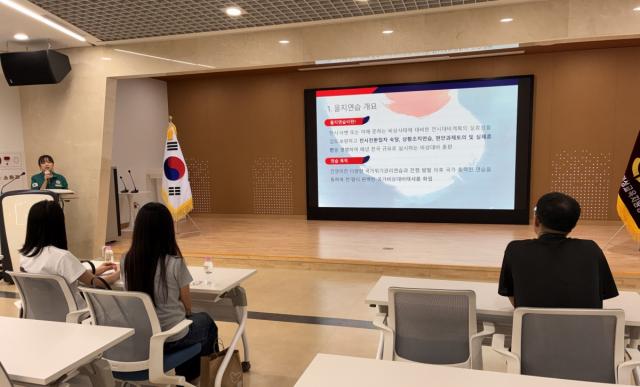 경상북도의성교육지원청은 19일 2026년 신규 지방공무원을 대상으로 을지연습의 중요성을 강조하고 안보의식을 높이고자 을지연습 참관을 실시했다. (사진 = 의성교육지원청)