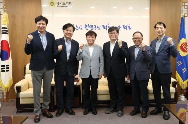 남종섭 경기도의회 의장이 한국행정학회 임원진들을 접견 후 기념촬영을 하고 있다. (사진 = 경기도의회)