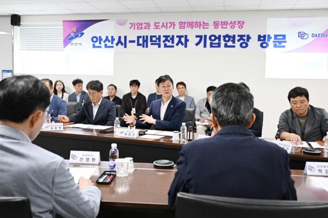 19일 이민근 안산시장이 안산시 목내동에 위치한 대덕전자를 방문해 기업 애로사항을 청취하고 지원방안 등을 논의하고 있다. (사진 = 안산시)