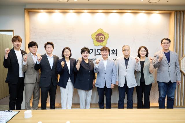 현안 소통 후 기념촬영 모습. 사진 왼쪽부터 용인특례시의회 이상욱 더불어민주당 대표의원, 인치용 경제환경위원회 위원장, 박병민 의회운영위원회 위원장, 김희영 윤리특별위원회 위원장,