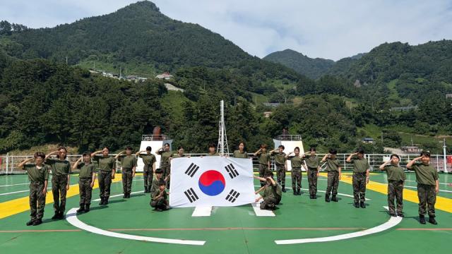 울릉크루즈 갑판위에서 독도 플래시몹을 하고 있는 어린이 독도의용수비대 대원들 (사진 = 독자제공)