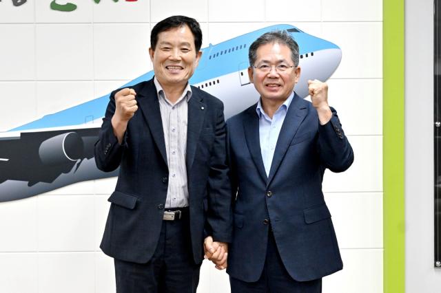 김진열 군위군수는 지난 19일 대구 군위군에서 최유철 의성군수와 만나 대구경북신공항의 성공적인 건설과 사업 정상화를 위한 공동 대응 및 협력 방안을 논의했다. (사진 = 군위군)