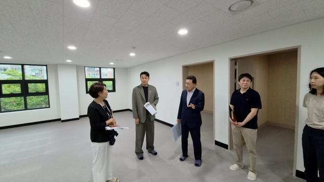 김석훈 위원장이 윤성영 시의원, 김유숙 여성회장, 안산시청 공무원들과 시설점검을 진행하고 있다. (사진 = 김석훈 당협위원장실)