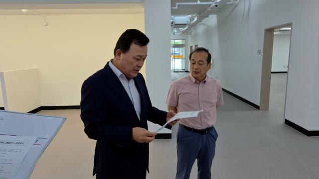 안산시청 담당자에게 설명을 듣고 있는 김석훈 위원장. (사진 = 김석훈 당협위원장실)