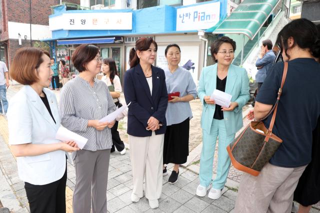 수원시의회 김미경 의장과 김은수·김민양·김영희 의원이 노송 주변 환경정비 및 안전한 통학환경 조성을 위한 개선방안을 논의하고 있다. (사진 = 수원시의회)