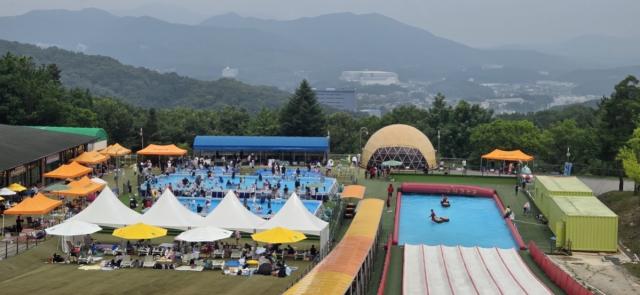 용인시청소년수련원 물놀이장에 많은 시민이 찾아 피서를 즐기고 있다. (사진 = 용인특례시)
