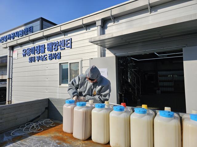 강진군이 농가에 유용미생물을 공급하고 있다. (사진 = 강진군)