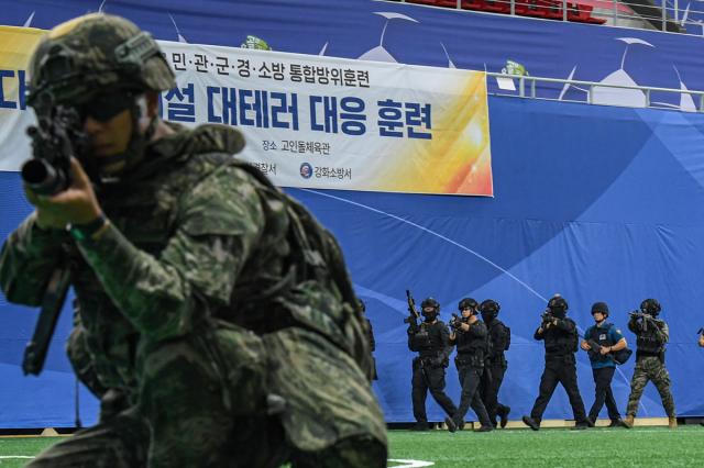 해병대 제2사단 장병 및 강화소방서, 강화군청 관계자들이 19일 강화고인돌체육관에서 다중이용시설 대테러훈련을 시행하며 폭발물 테러상황에 대한 대응작전을 전개하고 있는 모습. (사진