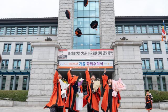 동국대학교 WISE캠퍼스가 21일 교내 백주년기념관 와이즈홀에서 ‘2026년 가을 학위수여식’을 거행했다. (사진 = 동국대WISE캠퍼스)
