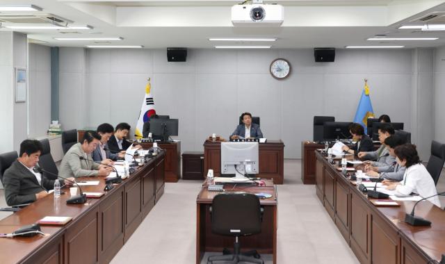 포항시의회 민생경제 특별위원회는 21일 오전 시의회 3층 회의실에서 제2차 회의를 열고 ‘민생경제 특별위원회 활동계획서’를 심의·의결하며 본격적인 활동에 들어갔다. (사진 = 포항