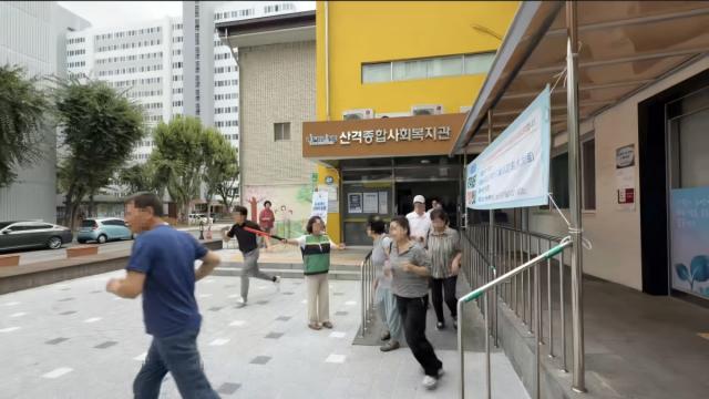 대구 북구청은 지난 20일 산격종합사회복지관에서 복지관 직원과 이용객, 민방위대장 및 대원 등이 참여한 가운데 ‘을지연습 연계 민방공 대피훈련’을 실시했다. (사진 = 대구시 북