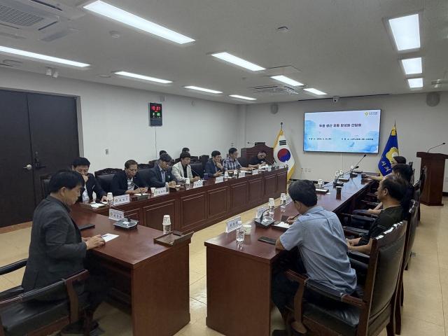 나주시의회가 지난 20일 의회 소회의실에서 두릅 생산 관계자들을 초청해 '두릅 생산·유통 활성화 간담회'를 갖고 있다. (사진 = 나주시)