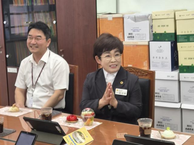 김선희 경기도의원이 20일 용인 매봉초등학교를 방문해 학부모 및 교직원들과 교육환경 발전을 위한 현장 정담회를 하고 있다. (사진 = 김선희 의원실)