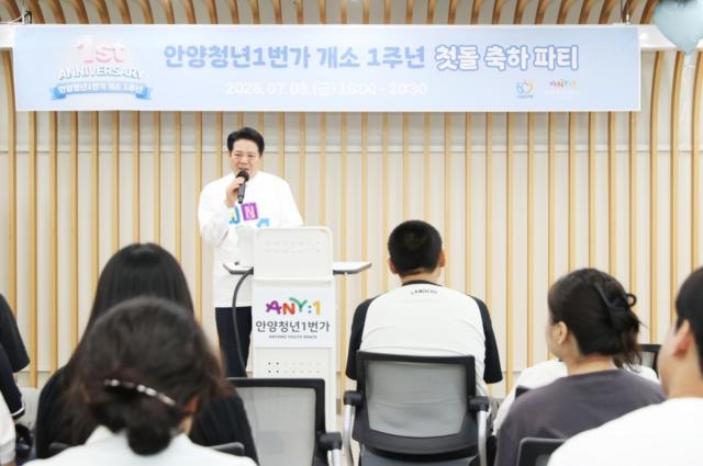 최대호 안양시장이 7월 3일 오후 안양청년1번가 개소 1주년 기념행사에서 인사말을 하고 있는 모습. (사진 = 안양시)