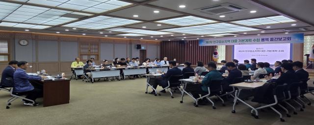 영천시는 지난 21일 시청 영상회의실에서 김병기 부시장, 김상호 시의원을 비롯한 인구정책위원회 위원, 관련 부서장, 용역 수행업체 관계자 등이 참석한 가운데 ‘제2차 인구감소지역