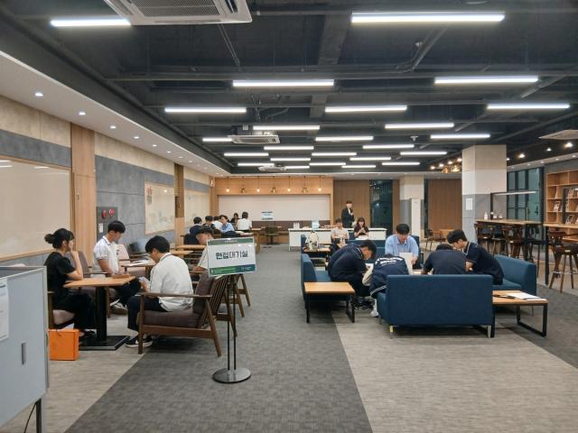 대구대학교가 대구·경북 지역 고등학생들을 미래 반도체 산업 인재로 양성하기 위해 '2026학년도 상반기 반도체 현장 채용면접 프로그램'을 운영했다. (사진 = 대구대학교)