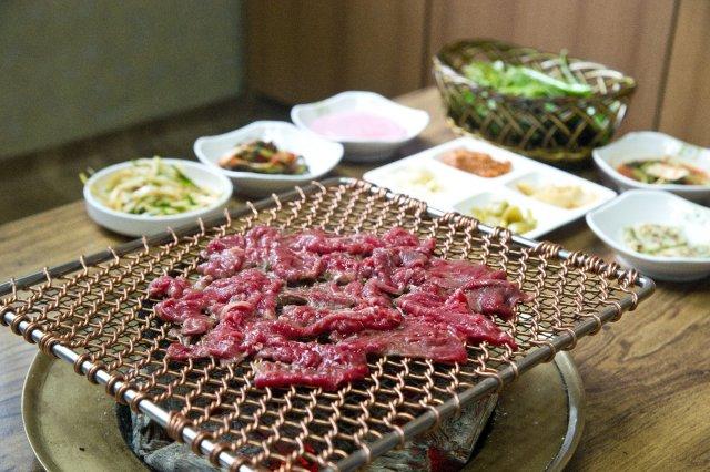 참숯 위에서 구워내는 광양불고기 (사진 = 광양시청)