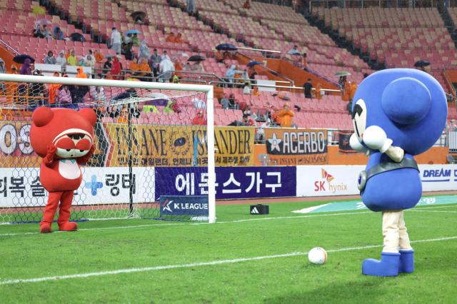 카트라이더 러쉬플러스의 대표 캐릭터 다오와 배찌가 시축에 참여했다. (사진 = 넥슨)