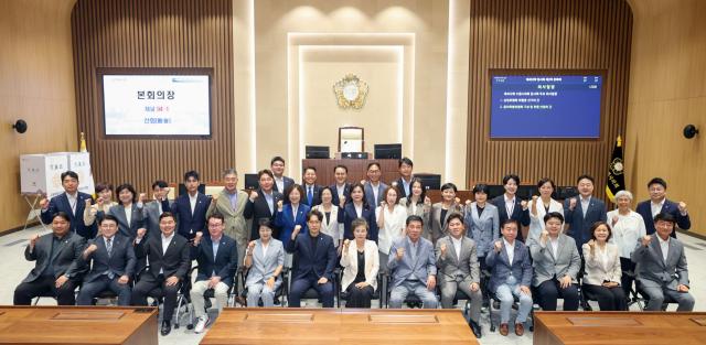 제13대 수원시의회 의원들이 사진촬영을 하고 있다. (사진 = 수원시의회)