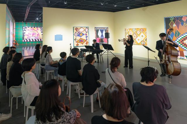 성남큐브미술관 여름특별전인 캐서린 번하드 특별전과 연계해 진행한 뮤지엄 재즈 이브닝 현장 모습. (사진 = 성남문화재단)