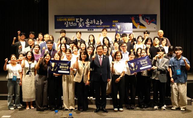 안양대 등 경기서부 4개 대학이 ‘신입사원 챌린지, 실전의 닻을 올려라’ 취업캠프를 개최했다. 사진은 장광수 안양대 총장(앞줄 가운데)이 연합 취업캠프 참가 학생들과 기념 촬영을 
