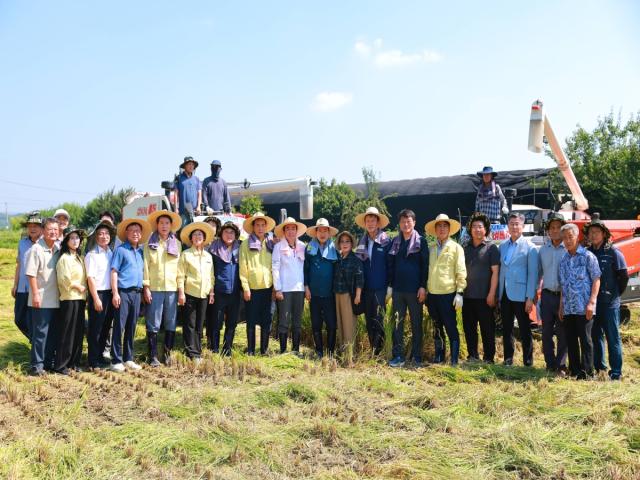 경주시는 24일 서악동 일원에서 경주농협특수미쌀작목회 주관으로 ‘2026년 첫 벼베기 행사’를 열었다. (사진 = 경주시)
