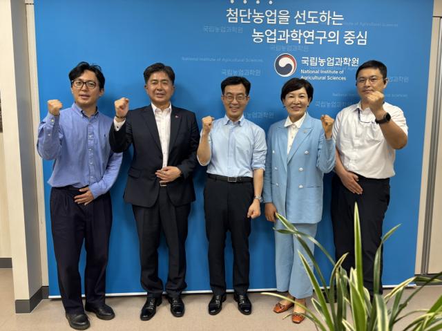 이채명 경기도의원이 전북혁신도시에 위치한 국립농업과학원을 방문해 관계자들과 기념 촬영 하는 모습. (사진 = 경기도의회)