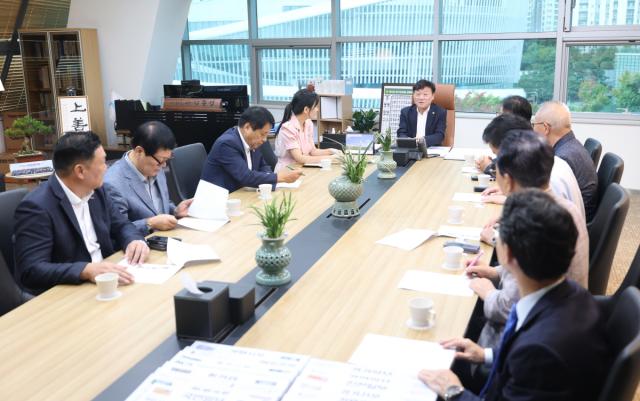 경기도소상공인연합회 관계자들이 남종섭 경기도의회 의장을 찾아 3고(高) 위기로 어려움을 겪는 현장의 목소리를 전하고 있다. (사진 = 경기도의회)