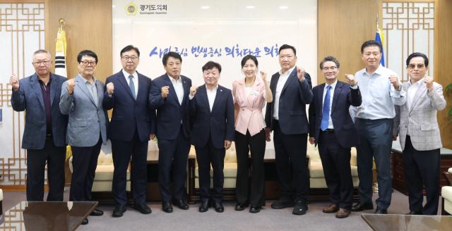 경기도소상공인연합회 관계자들과 남종섭 경기도의회 의장, 도의원들이 기념촬영 하는 모습. (사진 = 경기도의회)