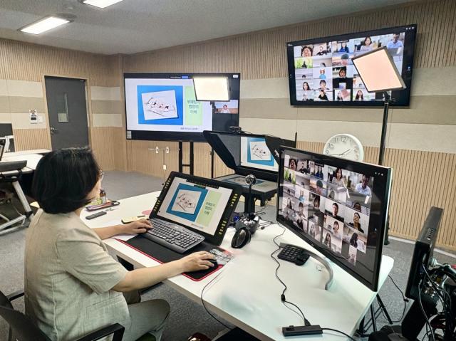 경상북도교육청은 24일 공직자의 청렴역량을 강화하고 청렴문화를 확산하기 위해 실시간 화상회의시스템(ZOOM)을 활용한 공직자 부패방지교육을 실시했다고 밝혔다. (사진 = 경상북도교