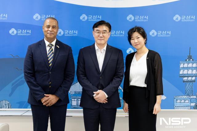 김재준 군산시장(가운데)이 24일 군산시청을 방문한 타코마-군산 자매도시위원회의 준 이(Jun Yi) 부위원장 내외와 면담을 갖고, 기념촬영을 하고 있다. (사진 = 군산시)