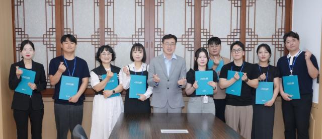 ‘2026년 상반기 민원처리 우수직원 시상 및 간담회’ 기념촬영 모습. (사진 = 평택시)