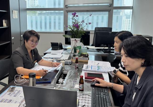 김경옥 경기도의원이 경기도교육청 정보화담당관으로부터 ‘경기교육 디지털플랫폼 G-ONE(지원이)’ 구축 현황을 보고받고 있다. (사진 = 김경옥 의원실)