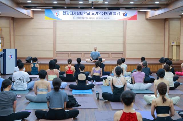 모크샤요가 대표이자 아쉬탕가빈야사요가 전문강사인 민광 강사가 요가명상학과 학생들 대상으로 특강을 하고 있다. (사진 = 원광디지털대)