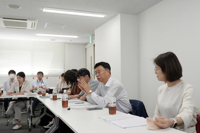 신상진 시장이 24일 일본 나고야에 있는 가와나병원을 방문해 병원 관계자들과 재택의료에 대해 대화를 나누고 있다. (사진 = 성남시)