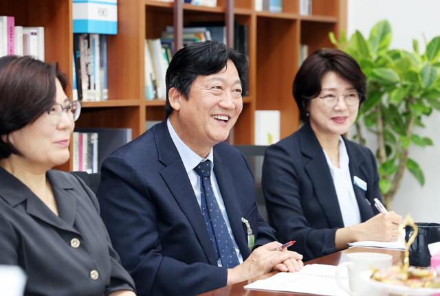 손배찬 파주시장(가운데) 등이 국회서 지속가능관광도시 제도화 건의 모습 (사진 = 파주시)